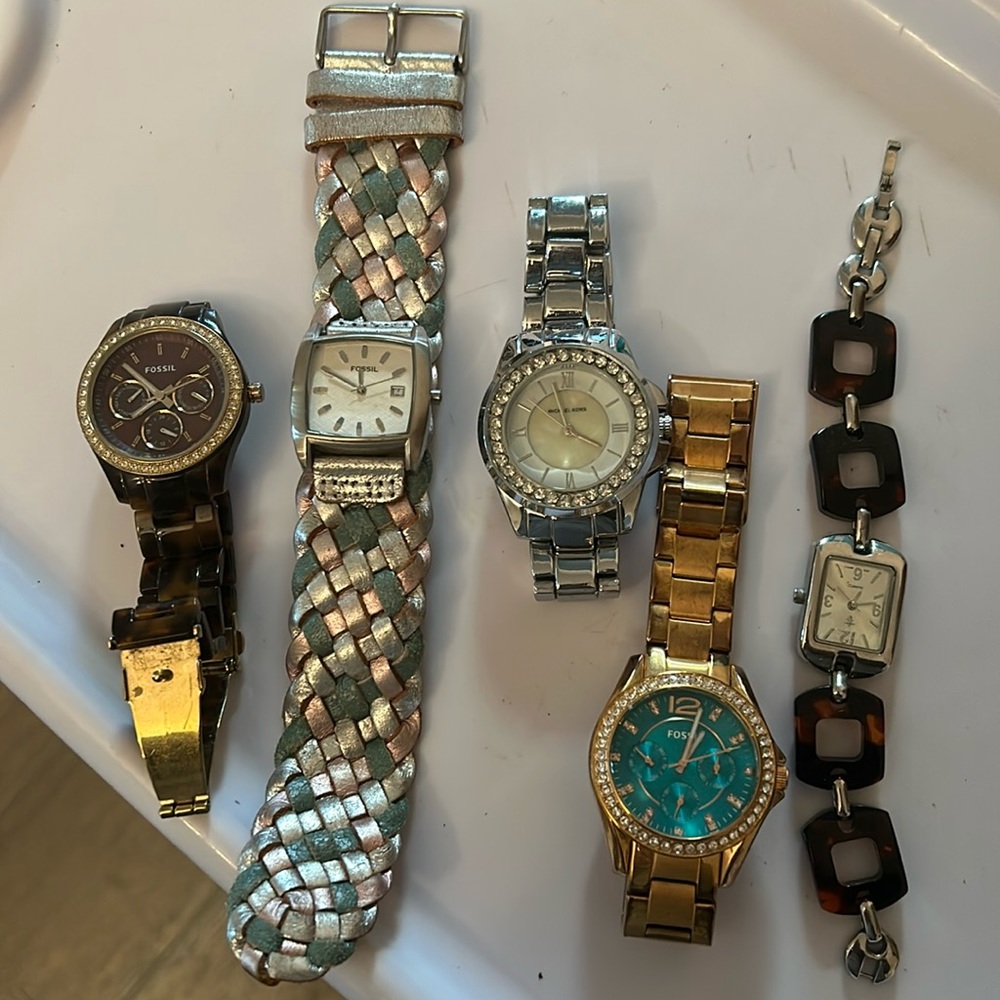 Several different watches that need batteries! Make an offer!